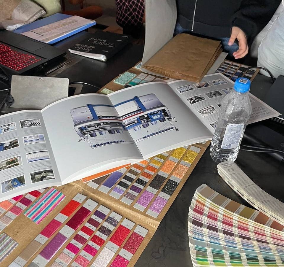 Yarn colour samples and knitting-machine references during the course